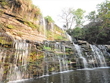 De diepe kloven, kliffen en watervallen van Upemba staan in fel contrast met de uitgestrekte savanne