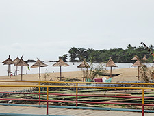 We genieten van heerlijke verse garnalen en vis op het strand van Kribi