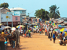 In Kisangani vinden we de spectaculaire 'Chutes Wagenia' terug